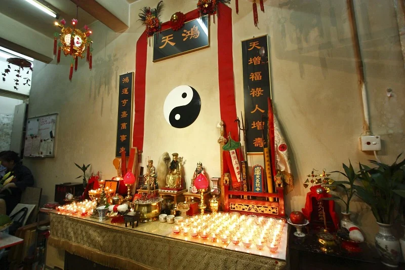 壇內太極圖、燭台、牌匾與供奉陳設